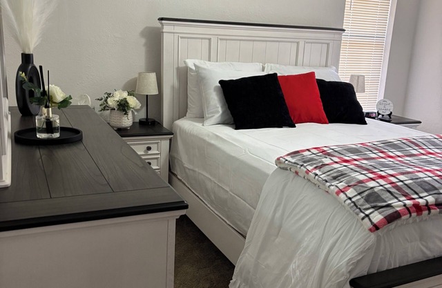 Charming 2-bedroom condo in pleasant Norman with WiFi, AC