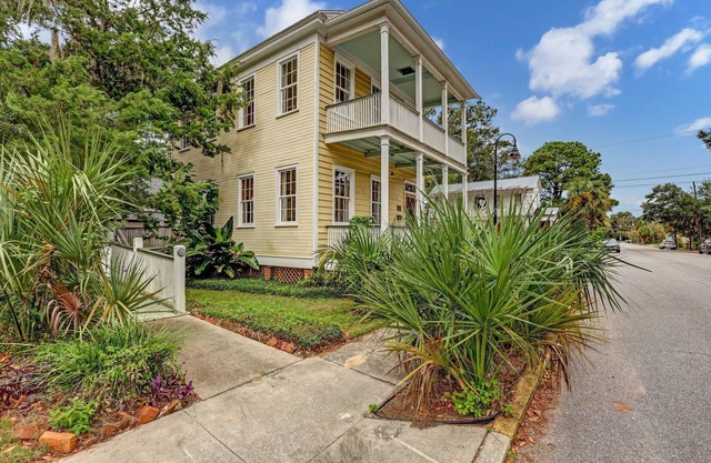 Charming 2-bedroom cottage in Historic Beaufort. Walk to restaurants and shops