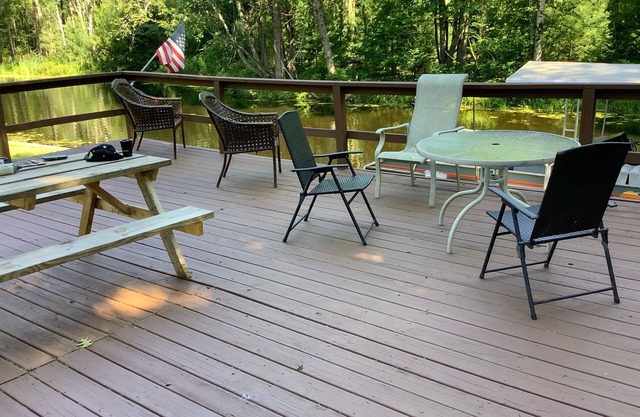 Charming 2-bedroom cottage on Lake Mitchell in Cadillac with WiFi
