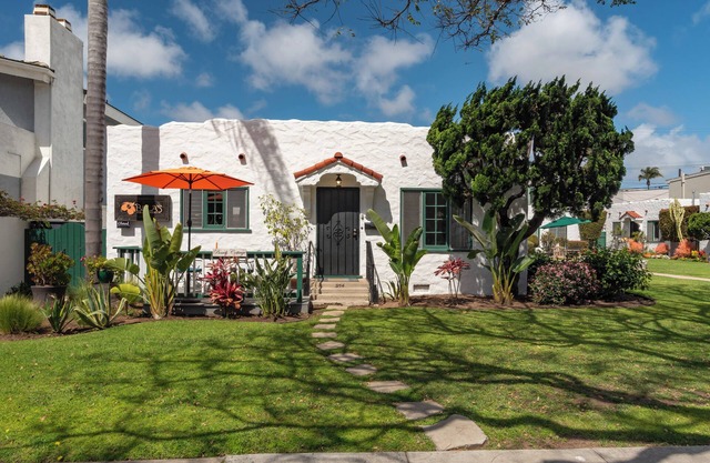 Charming 2-bedroom cottage in the heart of Coronado Village
