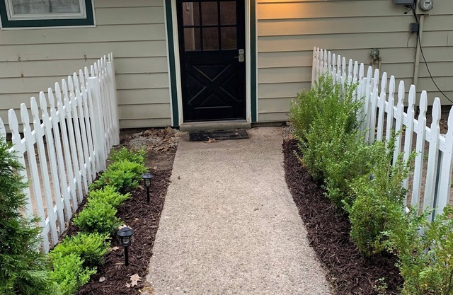 Charming 2-bedroom cottage on beautiful Bear Lake with WiFi and AC in Kalkaska.