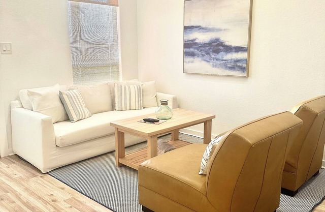 Charming 2-bedroom cottage in coastal San Leon near Pier 6, Topwater Grill...