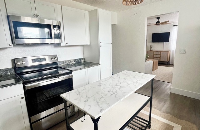 Charming 2-bedroom cottage in brilliant downtown Sarasota with Wi-Fi, AC