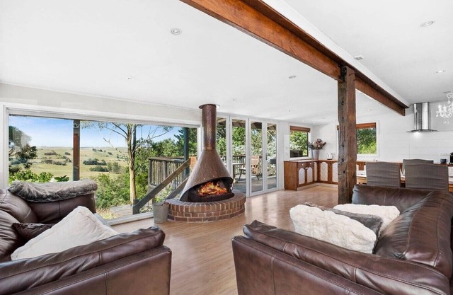 Charming 2-bedroom cottage with open fire and stunning view in Poowong