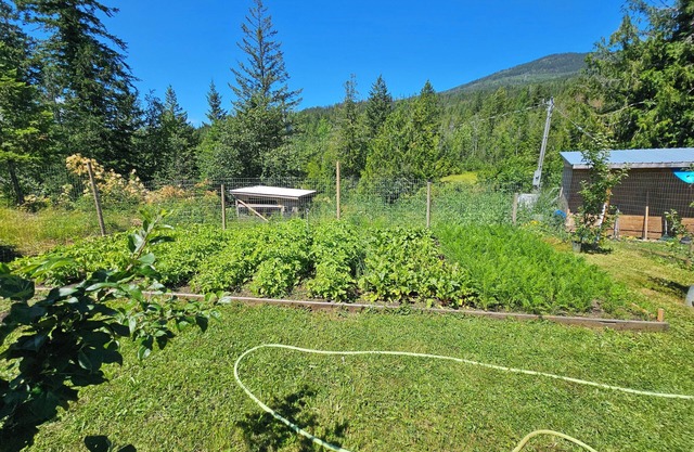 Charming 2-bedroom cottage in Enderby with AC, WiFi and Kitchenette.