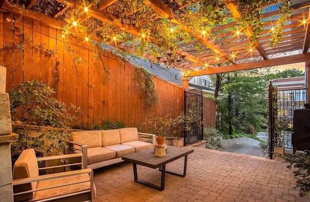 Charming 2-bedroom cottage near Atlanta Beltline and Ponce City Market