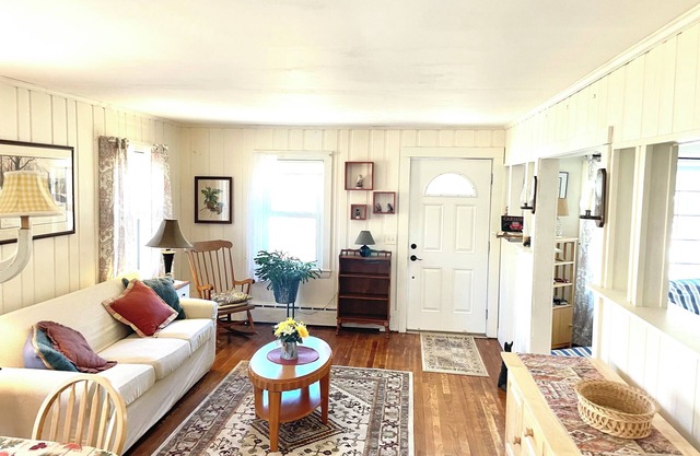 Charming 2-bedroom cottage in fabulous Harwich with WiFi, AC