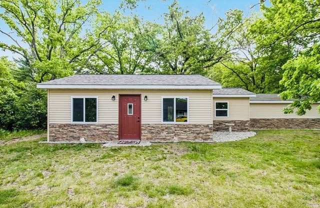 Charming 2-bedroom cottage with Lake Access to School Section Lake