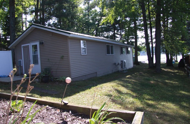 Charming 2-bedroom cottage on all-sports Pretty Lake in Mecosta MI