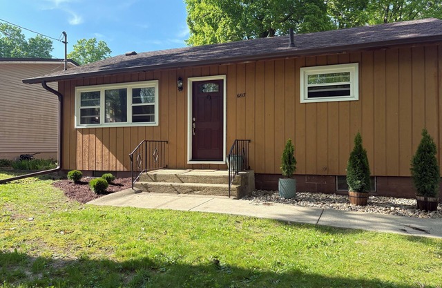 Charming 2-bedroom cottage in Coloma with AC, WiFi, & steps from Little Paw Paw