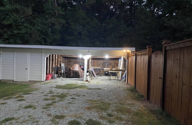 Charming 2-bedroom cottage located on a beautiful property. AC, Wifi, & laundry