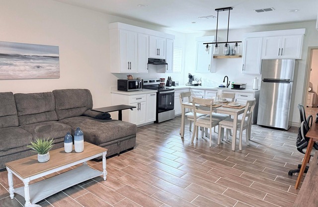 Charming 2-bedroom cottage in Laredo with high-speed WiFi, AC