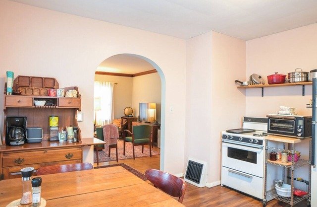 Charming 2-bedroom cottage in delightful Peoria with WiFi, AC