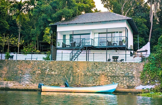 Charming 2-bedroom cottage facing river with AC, WiFi in welcoming Aluva
