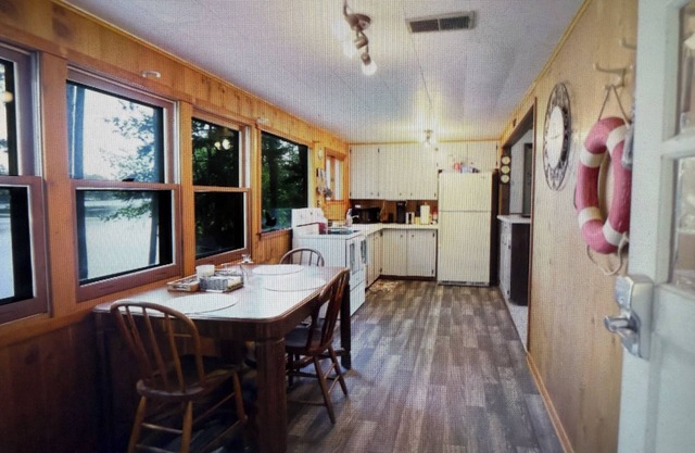 Charming 2-bedroom cottage lake property with two piers, kayaks and fire pit!
