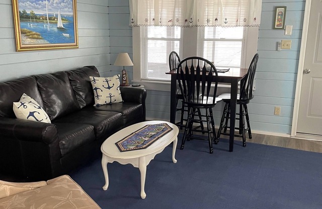 Charming 2-bedroom cottage in peaceful Wells with AC