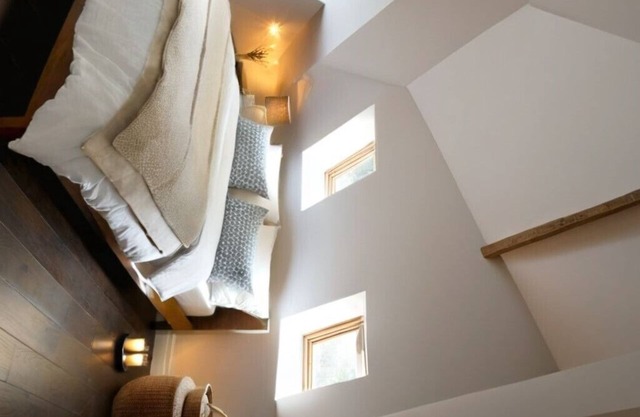 Charming 2-bedroom cottage with WiFi, AC in serene Miller Beach, IN