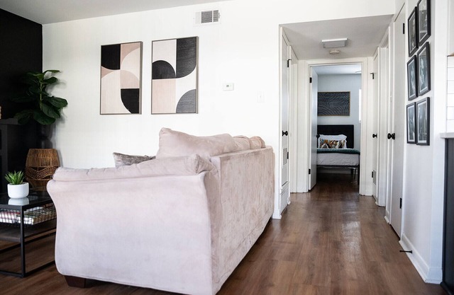 Charming 2-bedroom downtown apartment with WiFi, AC, & Free Parking