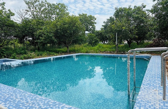 Charming 2-bedroom farmhouse with pool,AC, in Bibinagar in a 5 acre Mango farm