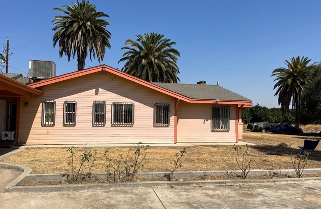 Charming 2-bedroom farmhouse in Reedley with AC