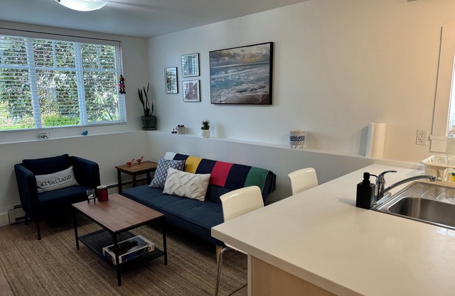 Charming 2-bedroom ground level unit in beautiful Kitsilano, Vancouver