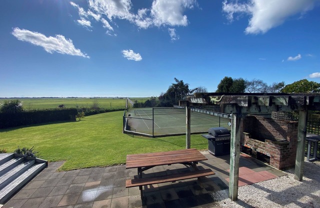Charming 2-Bedroom Guest House with Tennis Court near Beach
