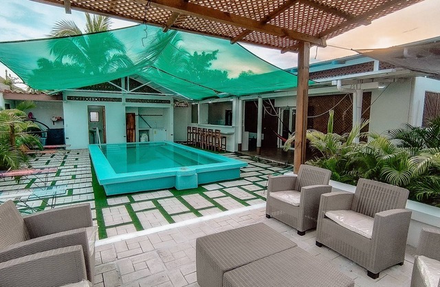 Casa con 2 habitaciónes, WIFI, Piscina, AC y a 1 minuto de playa en carro.