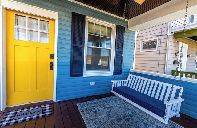 Charming 2-bedroom house with updates in the heart of Oakley/Cincinnati!