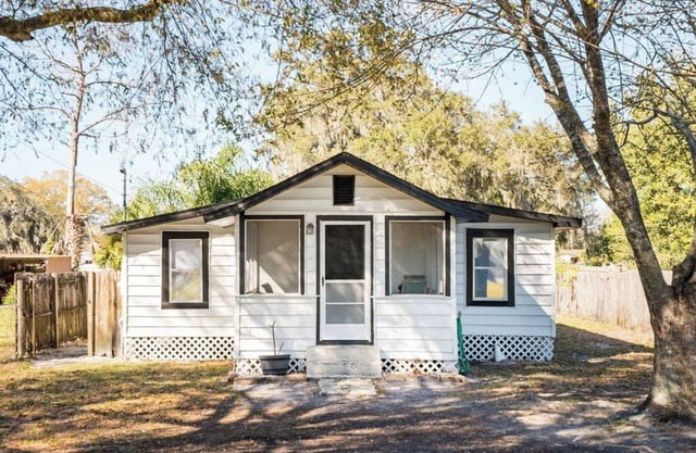 Charming 2-bedroom house with huge yard and firepit in Eagle Lake