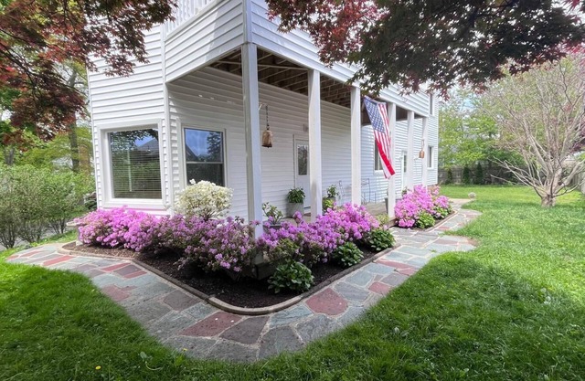 Charming 2-bedroom house by the Ocean with large garden and three decks