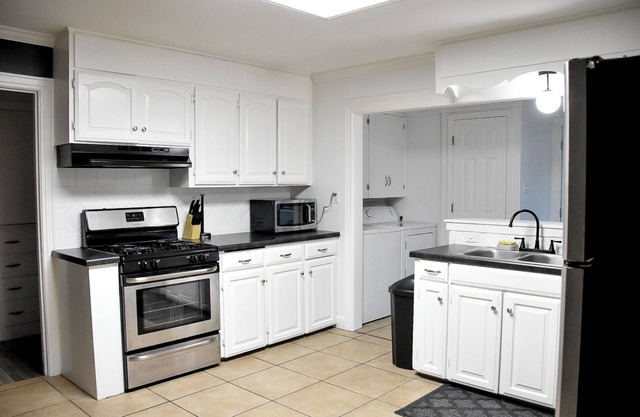 Charming 2-bedroom house in Fort Smith with lots of space, parking, and WiFi