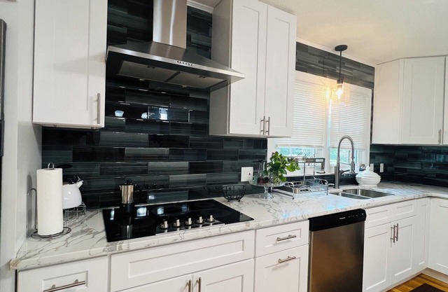Charming 2-bedroom house in superb High Point with AC, WiFi, privet parking,