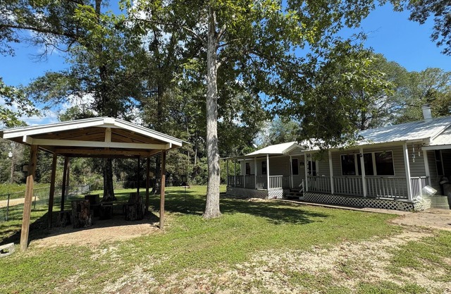 Charming 2-bedroom house with WiFi, AC in cool Livingston