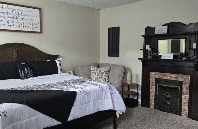 Charming 2-bedroom house in lovely Louisville. Located near Churchill Downs/YUM.