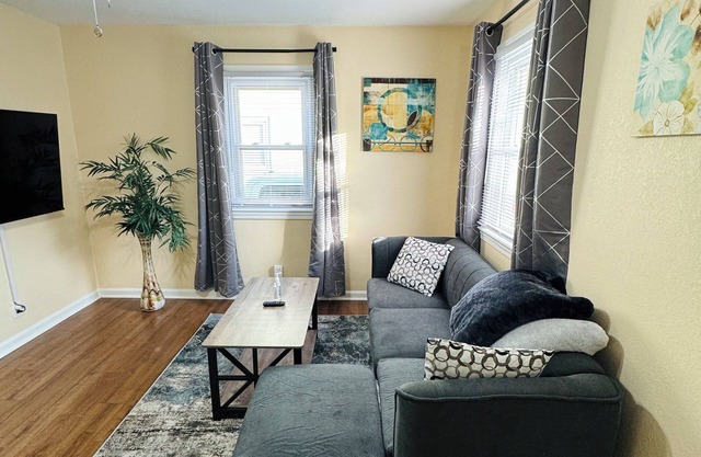 Charming 2-bedroom house in fabulous Portsmouth with WiFi, AC