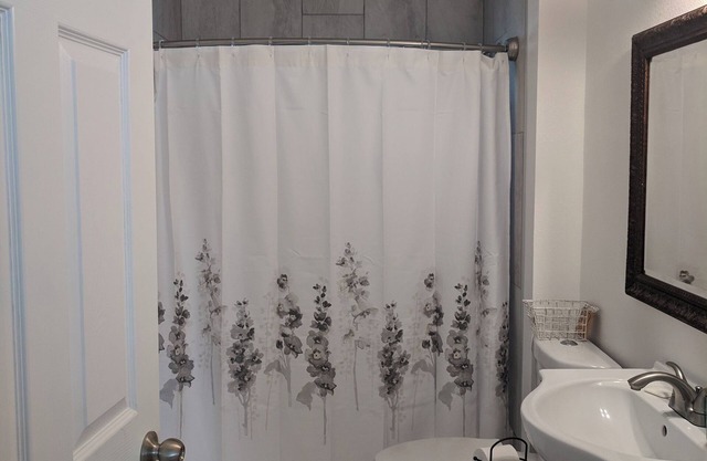 Charming 2-bedroom house w/AC, WiFi in San Angelo. Close to parks and downtown!