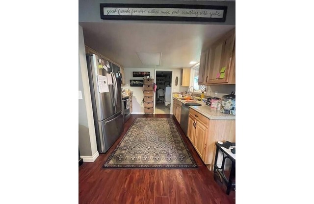 Charming 2-bedroom house with a view, attached garage and all the amenities.