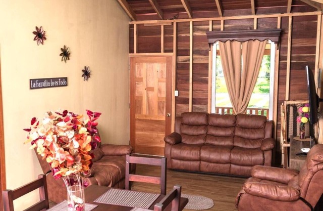 Charming 2-bedroom house with AC, WiFi and Pool in peaceful Place Santa Ana