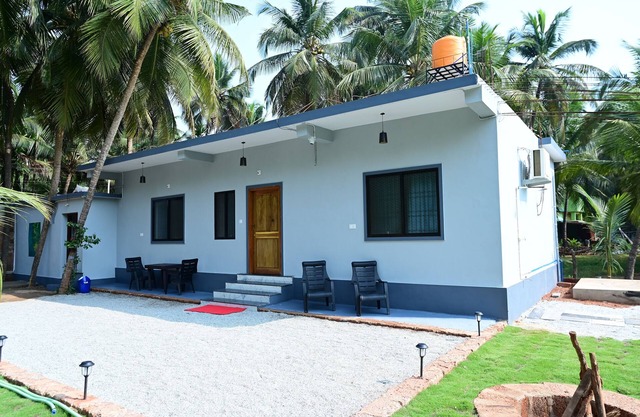 Charming 2-bedroom house with WiFi, AC in peaceful Kasarkoda, Honnavar