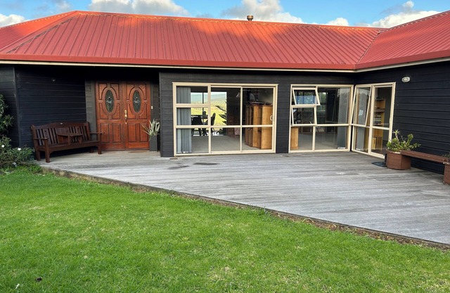 Charming 2 bedroom home in a peaceful, rural setting, minutes from Muriwai beach