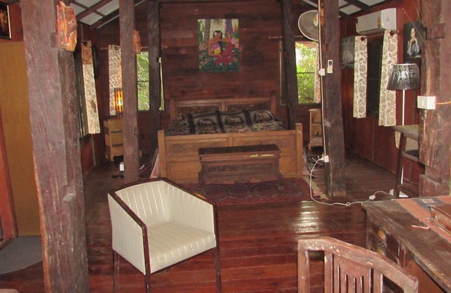 Charming 2-bedroom house with WiFi, AC in superb Hang Dong.