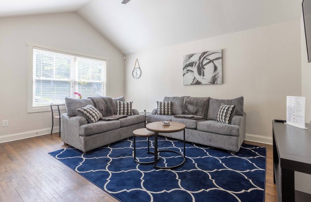 Charming 2-bedroom house with AC, WiFi in wonderful Charlotte