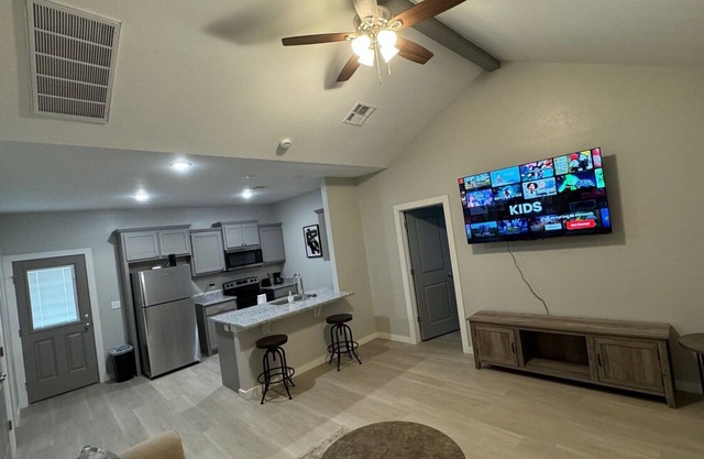 Charming 2-bedroom house with WiFi, AC in wonderful Chickasha
