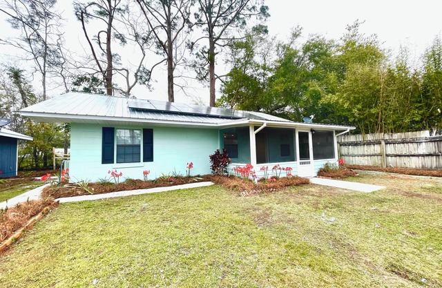Charming 2-bedroom house with WiFi, AC in welcoming Eastpoint