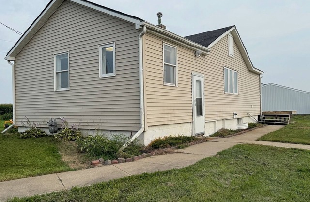 Charming 2-bedroom house Just minutes from Town Pets Welcome