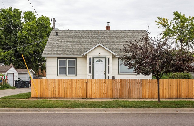 Charming 2-bedroom house in lovely La Crosse, minutes from downtown area