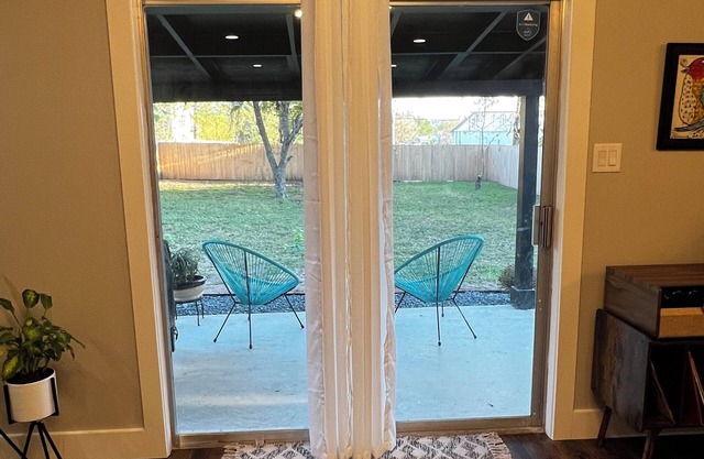 Charming 2-bedroom house in brilliant La Grange just 15 minutes from Round Top.