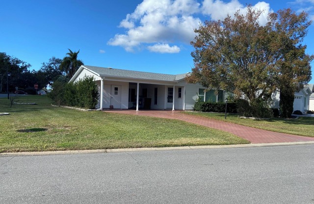 Charming 2-bedroom house in serene Lady Lake Villages home with AC