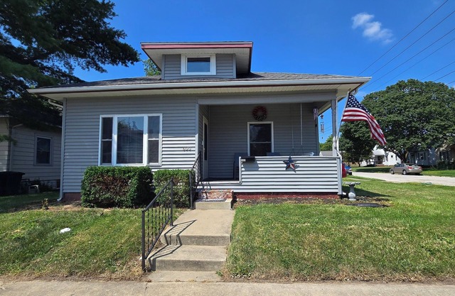 Charming 2-bedroom house in central Lafayette. 3 minute walk to ColumbianPark
