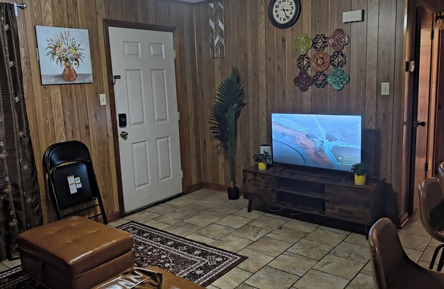 Charming 2-bedroom house in phenomenal Leesville with WiFi, AC